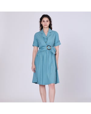 Shirtjurk met asymmetrische riempaneel