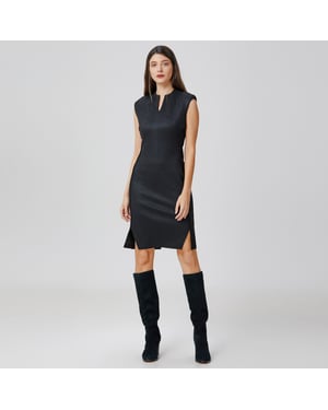Getailleerde jurk met V-hals