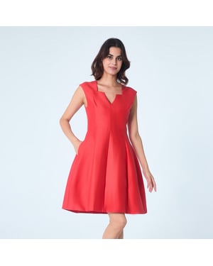 Fit-and-flare satijnen korte jurk met vierkante V-hals