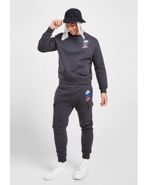 Nike Standard Issue Crew trainingspak voor heren in donkerrookgrijs