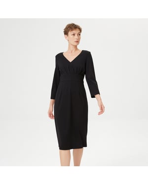 Aangepaste v -neck jurk en vouwt op de borst