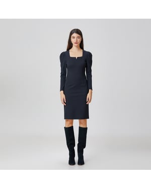 Getailleerde jurk met pofmouwen
