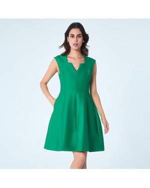 Fit-and-flare satijnen korte jurk met vierkante V-hals