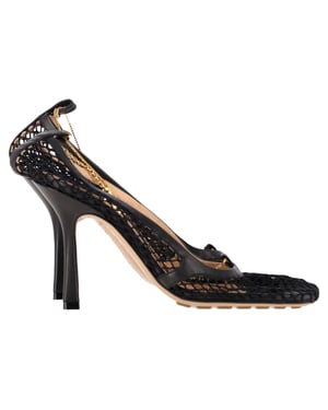 Bottega Veneta Stretch Pumps in Zwart Gaas en Leer