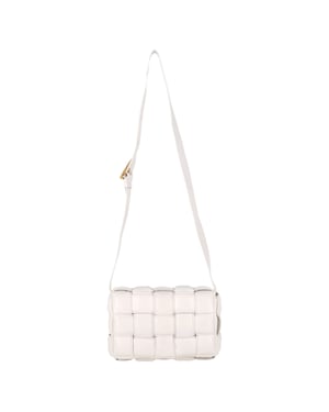 Bottega Veneta Gevoerde Cassette Schoudertas in Witte Lederen uitvoering