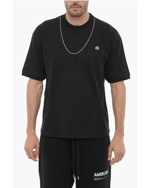 Effen T-shirt met ronde hals en zilverkleurige ketting in zwart