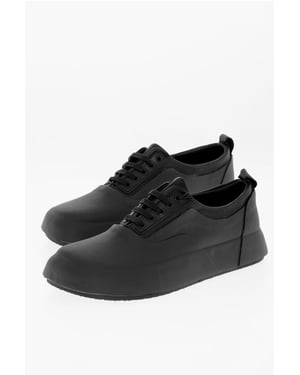 Effen leren en rubberen lage sneakers in zwart
