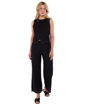 Zwarte broek met contrastborduursel en stikdetails