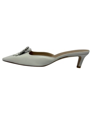 Stuart Weitzman Buckle-GVersierde Kitten-Hak Muilen in Witte Leer