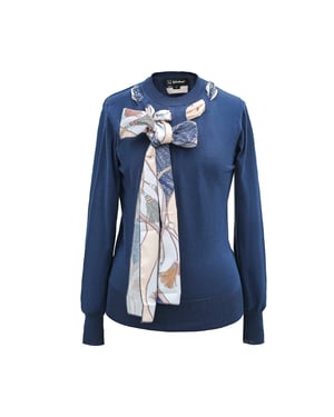 Ascot-tie jumper