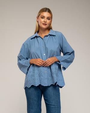 Oversized blouse met borduurwerk op de mouwen