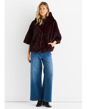 Bordeauxrode cape met capuchon en chevronmotief van imitatiebont