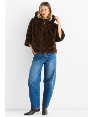 Koffiekleurige cape met capuchon en chevronpatroon van imitatiebont