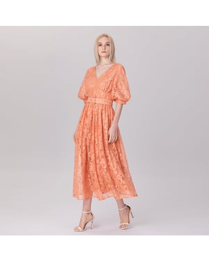 Jurk met pofmouwen en riem van kant