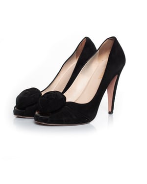Prada Suede open teen pump met bloemenapplicatie