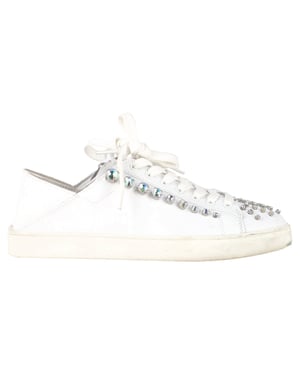 Stuart Weitzman Goldie Shine Convertibele Sneakers in Witte Leer