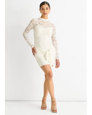 Witte stretch kanten mini-jurk met strik aan de voorkant en nauwsluitend silhouet