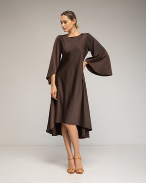 Satijnen midi-jurk met asymmetrische zoom