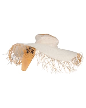 Jacquemus hoed met brede rand en bijpassende sjaal van witte raffia en zijde.