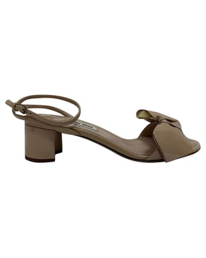 Miu Miu sandalen met strik en enkelbandje in beige lakleer
