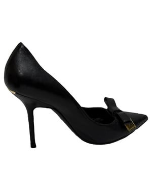 Burberry pumps met spitse neus en strikaccent in zwart leer