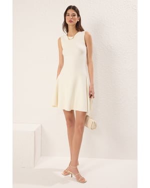 Ecrukleurige, rechte, mouwloze mini-jurk voor dames, geschikt voor dagelijks gebruik.