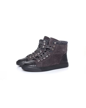 Chanel, hoge tennissneakers met CC-logo en tweedstof.