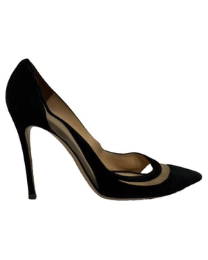 Gianvito Rossi pumps met spitse neus en meshaccenten in zwart suède.