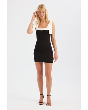 Blokkleurige Mini-jurk met Vierkante Hals en Strikdetail