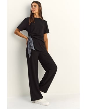 T-shirt en Broek Set van Twee Stukken met Accessoire Detail