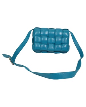 Bottega Veneta Opgevulde Cassette Schoudertas in Blauwe Lamleer