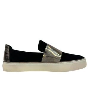 Stuart Weitzman Slip On Sneakers in Zwart Fluweel