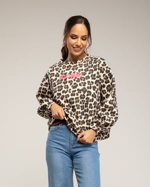 Sweatshirt met dierenprint en de tekst 'iconic' in neonkleur.