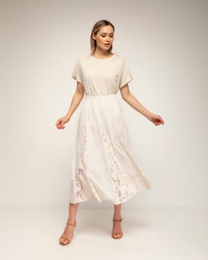 Uitlopende rok met kantdetails, voering en een elastische taille