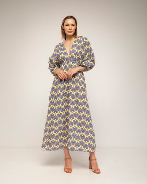 Geprinte jurk met elastische taille, V-hals en V-rug en vetersluiting