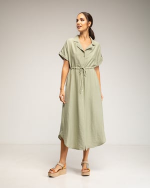 Midi-jurk met elastische taille en borst, rimpelmouwen en zakken
