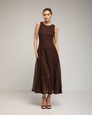 Lange mouwloze jurk van kant met textuur, en een uitlopende rok met plooien