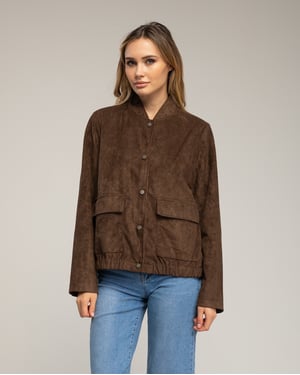 Suède-look jasje met drukknoopsluiting, klepzakken aan de voorkant en een rimpeling in de taille.