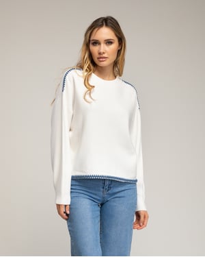 Oversized gebreide trui met stikseldetails aan de zoom en op de schouders.