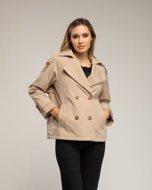 Korte gewatteerde trenchcoat met dubbele knopenrij, zijzakken en een uitlopende achterkant