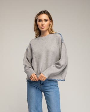 Oversized gebreide trui met stikseldetails aan de zoom en op de schouders.