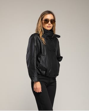 Oversized imitatielederen jas met dubbele knopenrij, een rimpeling in de taille en een gespsluiting bij de kraag.
