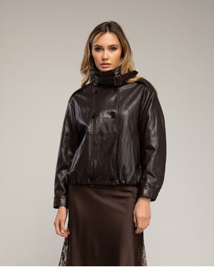 Oversized imitatielederen jas met dubbele knopenrij, een rimpeling in de taille en een gespsluiting bij de kraag.