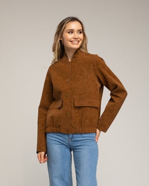 Suède-look jasje met drukknoopsluiting, klepzakken aan de voorkant en een rimpeling in de taille.