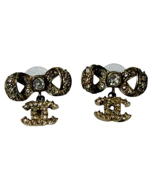 Chanel Kristallen CC Strik Dangle Oorbellen in Goudmetaal