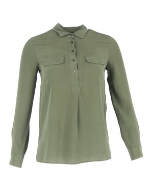 Maje blouse met halve knoopjes en borstzakken in olijfgroene zijde