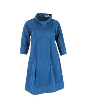 Jil Sander jurk met hoge kraag, 3/4 mouwen en tot de knie, in marineblauw katoen.