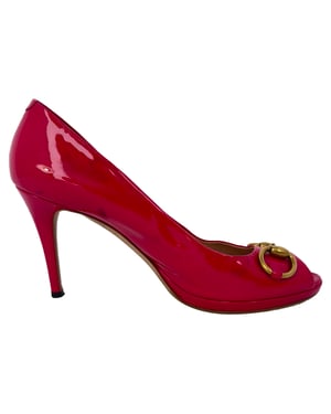 Gucci New Hollywood Horsebit Peep Toe Pumps in roze lakleer