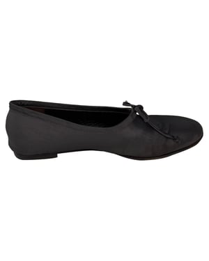 By Far Agnes bedekte, hoog uitgesneden ballerina's van zwart zijdesatijn.