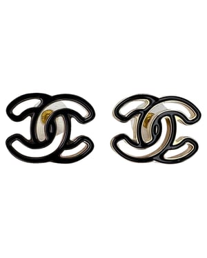 Chanel CC emaille oorknopjes in zwarte hars